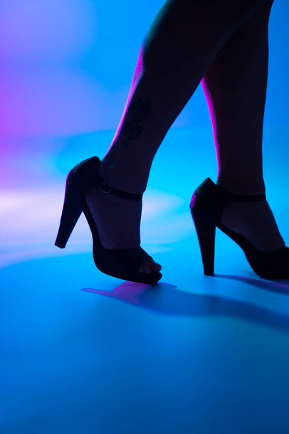 セクシーcurvy女性の足と高いヒールstiletto靴でディスコダンスライトナイトクラブ. - 写真・画像