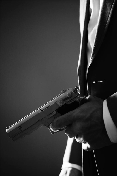Ретро секретний агент з пістолетом-револьвером у руці в старовинному кримінальному трилері макетна обкладинка фото
.        - Фото, зображення