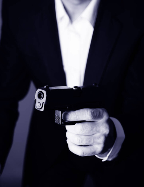 Agente secreto retro com pistola revólver arma na mão em filme policial vintage foto da capa do mockup.        - Foto, Imagem