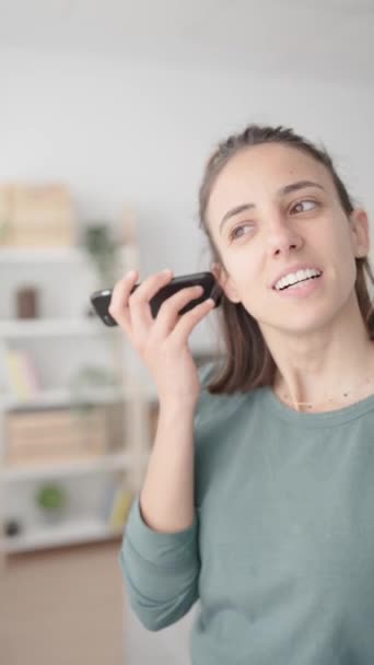 Pozitív fiatal nő hangüzenetet küld. Spanyol személy hallgatja hangposta - Felvétel, videó
