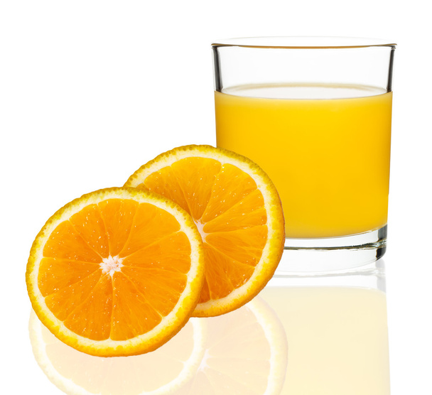 zumo de naranja en un vaso con naranjas
 - Foto, imagen