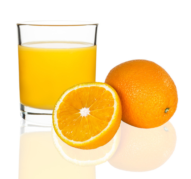 pomerančová šťáva ve sklenici s pomeranči - Fotografie, Obrázek