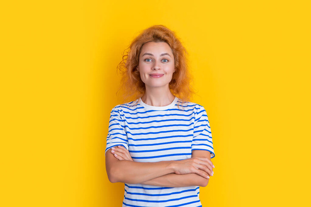 roodharige vrouw glimlach gezicht geïsoleerd op gele achtergrond. gezicht van jonge roodharige vrouw in de studio. volwassen roodharige vrouw gezicht. - Foto, afbeelding
