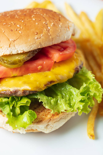 Cheeseburger with tomato and lettuce . High quality photo - Foto, Imagem