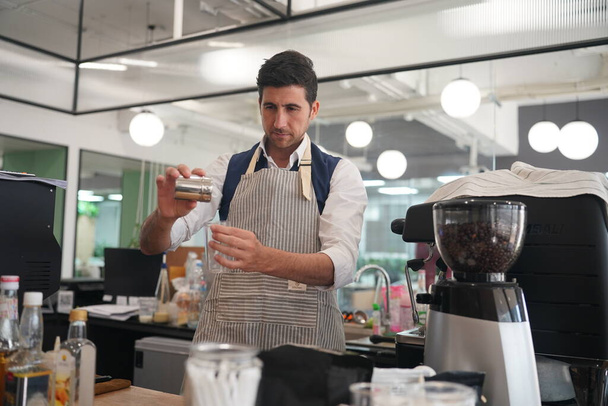 Pequenas empresas modernas, startup. proprietário do café no trabalho - Foto, Imagem