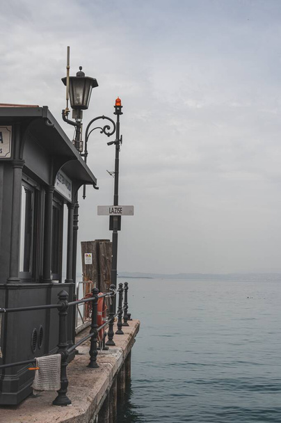 A vertical shot of the coastline of the port of the Garda lake - Valokuva, kuva