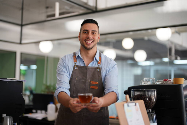 Современный малый бизнес, стартап. владелец кафе на работе - Фото, изображение