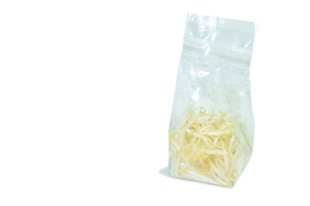 aliments crus germés de haricots frais dans un emballage en plastique translucide disposé sur fond blanc  - Photo, image