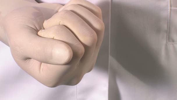 Male hands holding pills - Materiaali, video