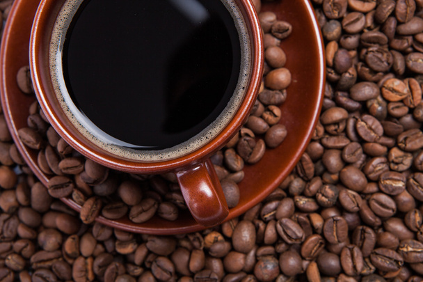 φλιτζάνι καφέ με πιατάκι από κόκκους καφέ - Φωτογραφία, εικόνα