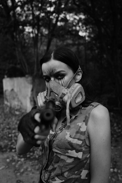 ασπρόμαυρη φωτογραφία μιας πολεμίστριας στο δάσος - Φωτογραφία, εικόνα