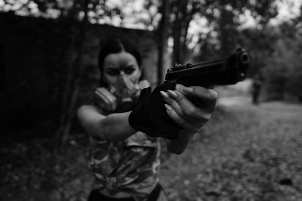 foto preto-branco de uma menina guerreira na floresta - Foto, Imagem