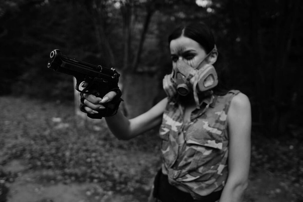 fekete-fehér fénykép egy harcos lányról az erdőben - Fotó, kép