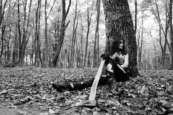ασπρόμαυρη φωτογραφία μιας πολεμίστριας στο δάσος - Φωτογραφία, εικόνα