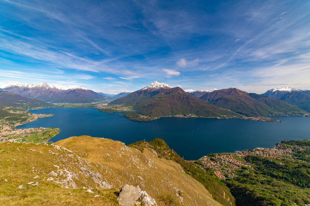 Pohled na jezero Como, směrem na jih, od Musso, s převislými horami, Dervio, silnice a města hraničící s jezerem. - Fotografie, Obrázek