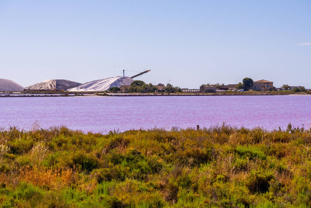 Produção de sal, lagoa rosa e colinas no mar Mediterrâneo está localizado em Aigues-Mortes. Camargue, França. Foto de alta qualidade. Foto de alta qualidade - Foto, Imagem