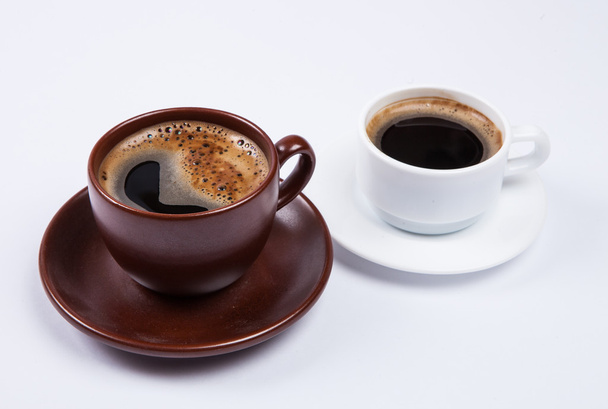 Δύο φλιτζάνια καφέ με λευκό φόντο - Φωτογραφία, εικόνα