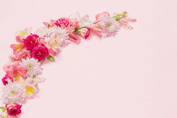 alstroemeriaand chrysanthemums  flowers on pink background - Foto, Imagen