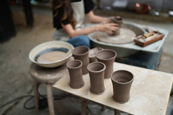 výroba keramické keramiky na kole, ruce close-up.  - Fotografie, Obrázek