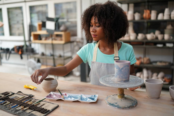 Mladý afro dívka ruka hrnčíř výroba jílu váza v keramice workshop, obchodní majitel.  - Fotografie, Obrázek