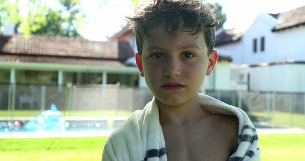 Злий хлопчик після басейну дивиться на камеру
 - Фото, зображення