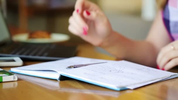 Girl doing homework in cafe - Felvétel, videó