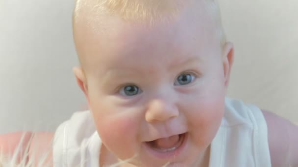 Glückliches Baby blickt in die Kamera - Filmmaterial, Video