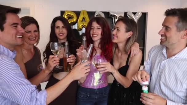 amis de groupe réunis à la maison fête, célébration, anniversaire, toasts alcoolisés, nouvel an, - Séquence, vidéo