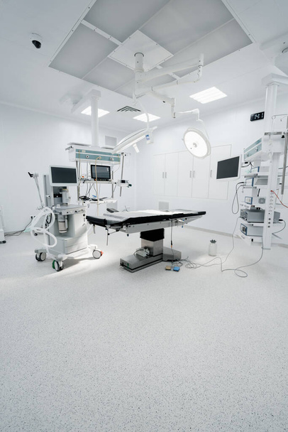 Tyhjä leikkaussali sairaalassa Klinikan leikkaussalin sisustus nykyaikaisilla lääketieteellisillä laitteilla - Valokuva, kuva