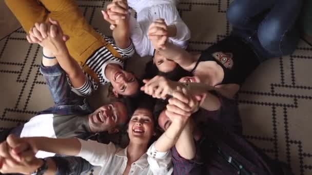 grupo de amigos selfie, acostado sobre sus espaldas poniendo sus manos juntas - Imágenes, Vídeo