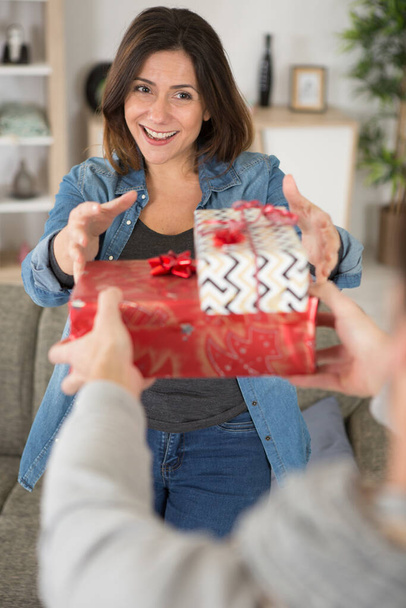 woman receive gift and woman - Foto, imagen