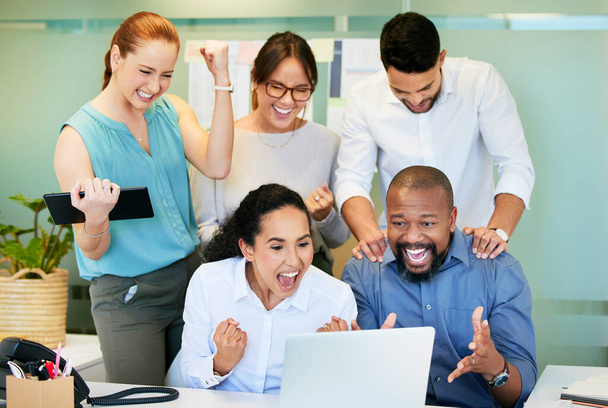 Outro sucesso no saco. um grupo diversificado de empresários celebrando um sucesso ao usar um laptop no escritório - Foto, Imagem