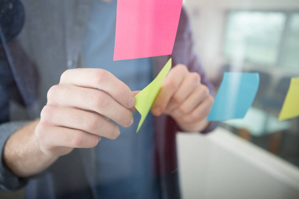 hand using a sticky notes in office - Φωτογραφία, εικόνα
