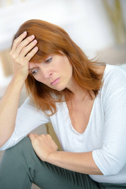 a depressed woman at home - Foto, Bild