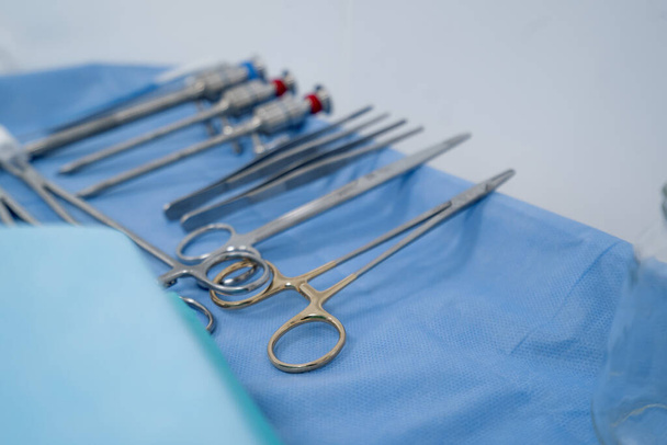 instrumentos quirúrgicos estériles yacen sobre la mesa antes de la operación en el quirófano laparoscopio tijeras cuero cabelludo - Foto, imagen