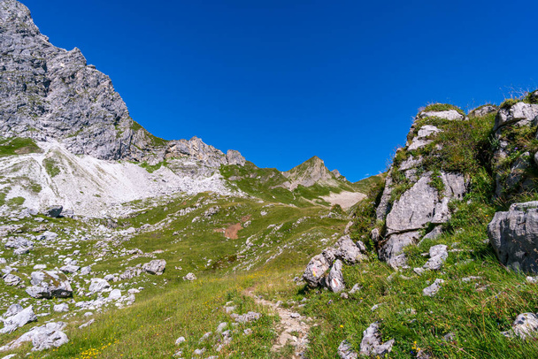 Splendido tour di trekking attraverso un bellissimo paesaggio montano fino al Braunarlspitze von Schroecken nel Vorarlberg, Austria - Foto, immagini