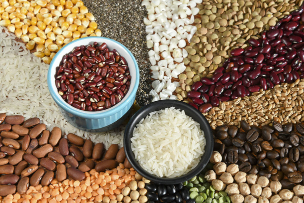 Mísa se syrovými bílými rýžemi a fazolemi na různých semenech - Fotografie, Obrázek
