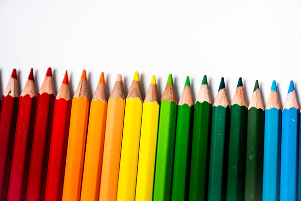 χρωματιστά μολύβια σε λευκό φόντο - Φωτογραφία, εικόνα