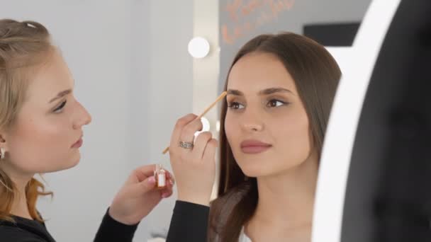 Master of beauty at work, creating arrows that give expressiveness and sophistication to the face. The beautician provides an individual approach, taking into account the characteristics of women and - Footage, Video