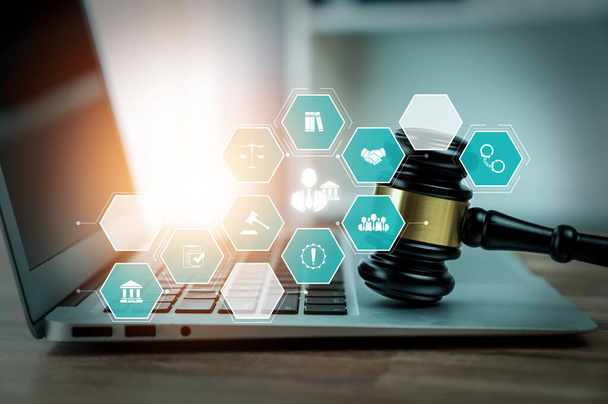 Inteligentní právo, ikony právního poradenství a pracovní nástroje v advokátní kanceláři zobrazující koncept digitálního práva a on-line technologie bystrého práva a předpisů . - Fotografie, Obrázek