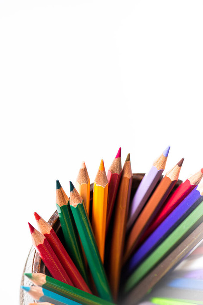 Beyaz arkaplanda renkli kalemler - Fotoğraf, Görsel