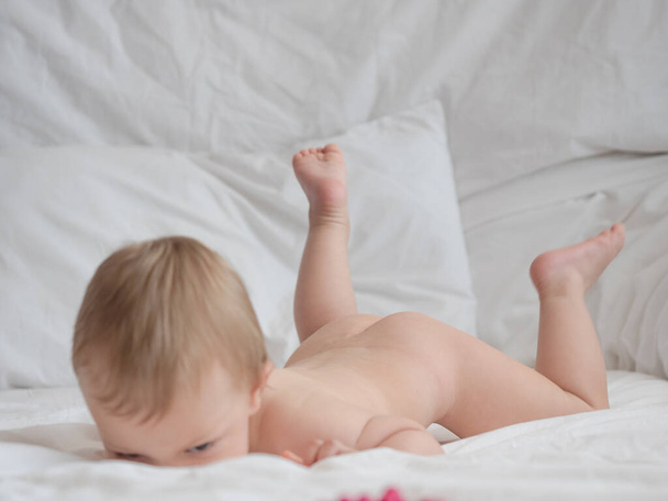 Yatakta uzanmış bebek - Fotoğraf, Görsel