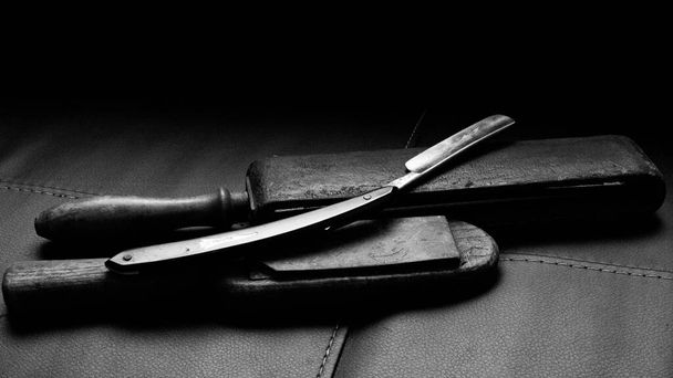 A grayscale shot of a vintage straight razor. - Valokuva, kuva