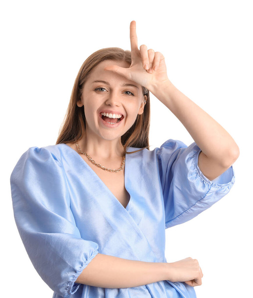 Jovem mulher em vestido mostrando gesto perdedor no fundo branco - Foto, Imagem