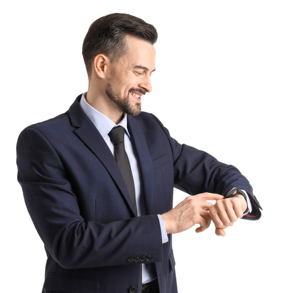 Bonito homem de negócios olhando smartwatch no fundo branco - Foto, Imagem