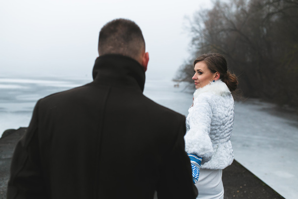 Bella coppia sul molo nella nebbia invernale
. - Foto, immagini