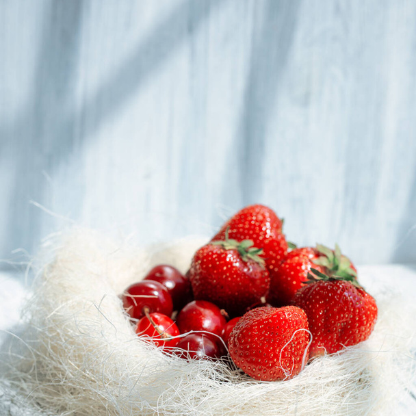 Healthy eating sweet fruits from the farm on a summer day - Φωτογραφία, εικόνα