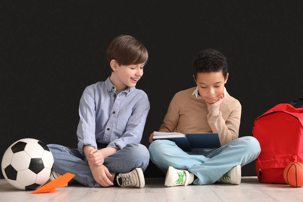 Маленькие мальчики читают книжки возле доски. Праздник Дня защиты детей - Фото, изображение