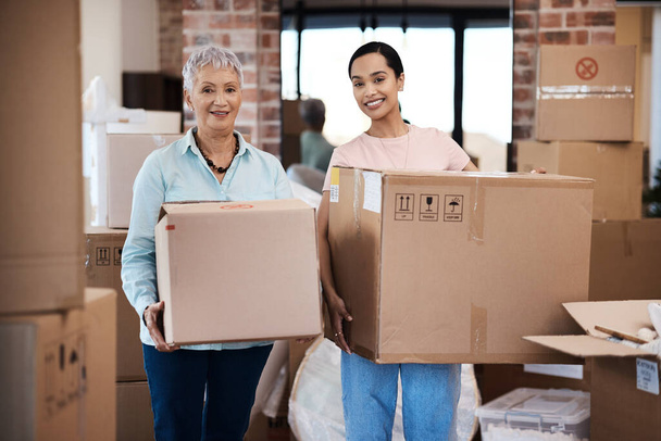 A new address might be just what we need. a senior woman moving house with help from her daughter - Photo, Image