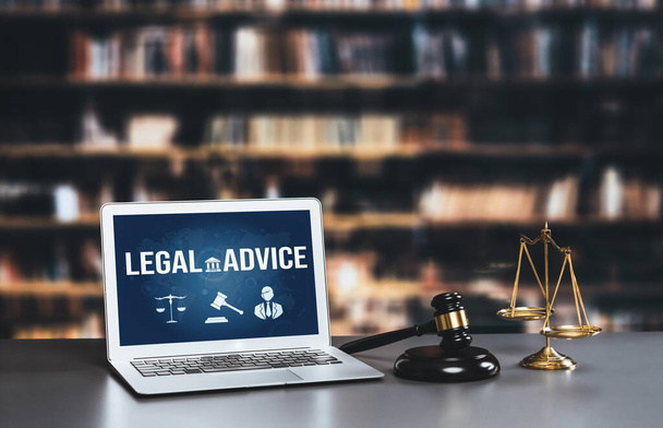 Умный сайт юридических консультаций для людей, ищущих проницательные юридические знания в ноутбуке на столе в библиотеке университета или колледжа - Фото, изображение